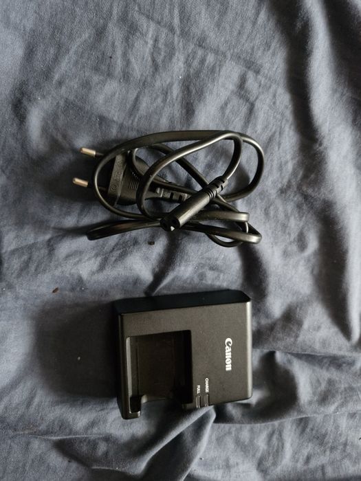 Încărcător aparat foto LC-E10E