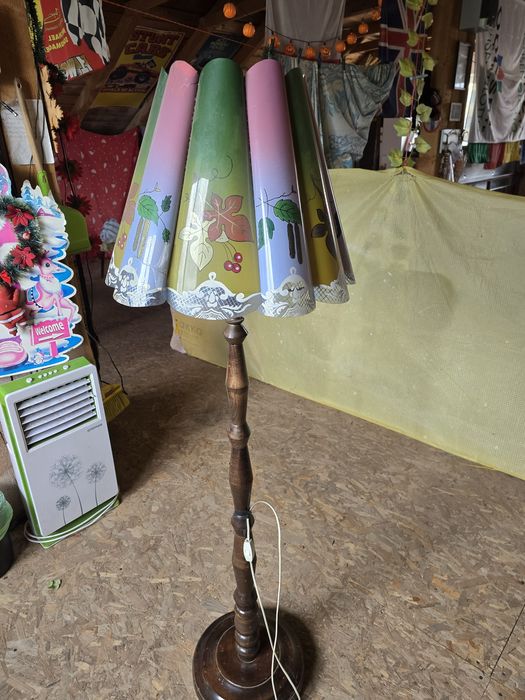 Lampă stativă din lemn sculptat