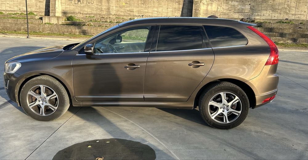 Vand Volvo XC 60 D4 diesel(181 CP)-2014 -Impecabil-Full Option