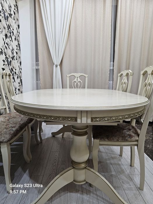 Кухонный стол со стульями.