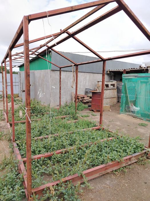 Каркас из металла  — прочный, для теплицы или хозпостройки