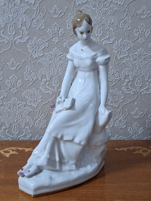 Продам фарфоровую статуэтку