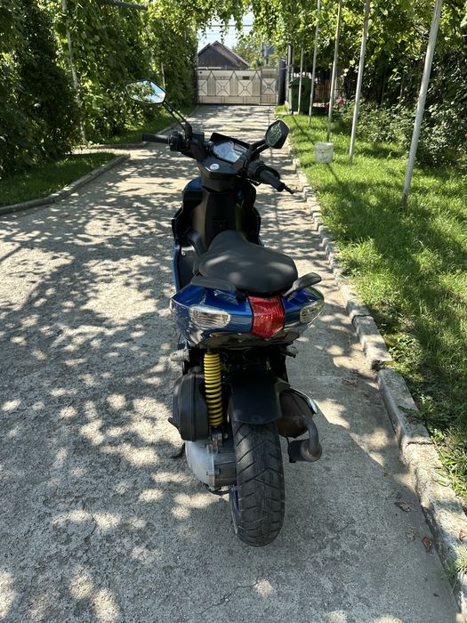 Scuter aprilia sr 50 .Dezmembrez sau vand in intregime
