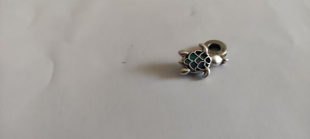 Vând brățară  Pandora cu talismane