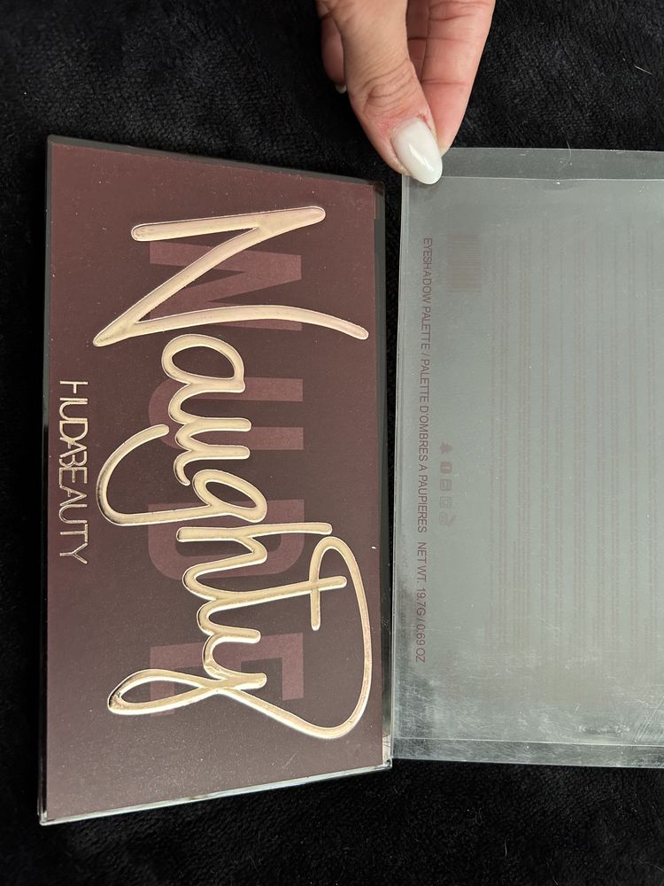 Paleta farduri de pleoape Naughty Nude Palette Huda Beauty