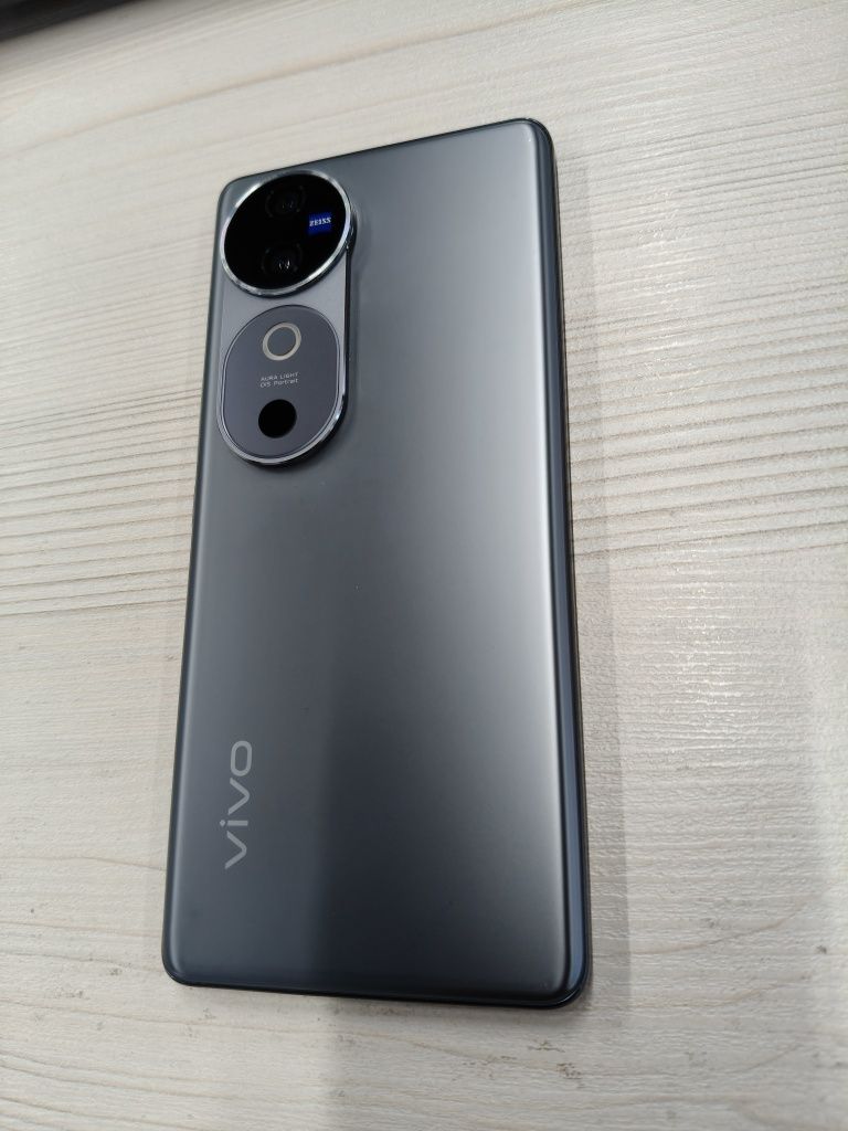 Vivo V40 sotiladi sastayaniyasi zor karobkasi yoq