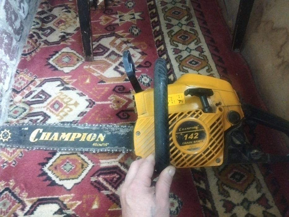 Продам бензопилу Champion