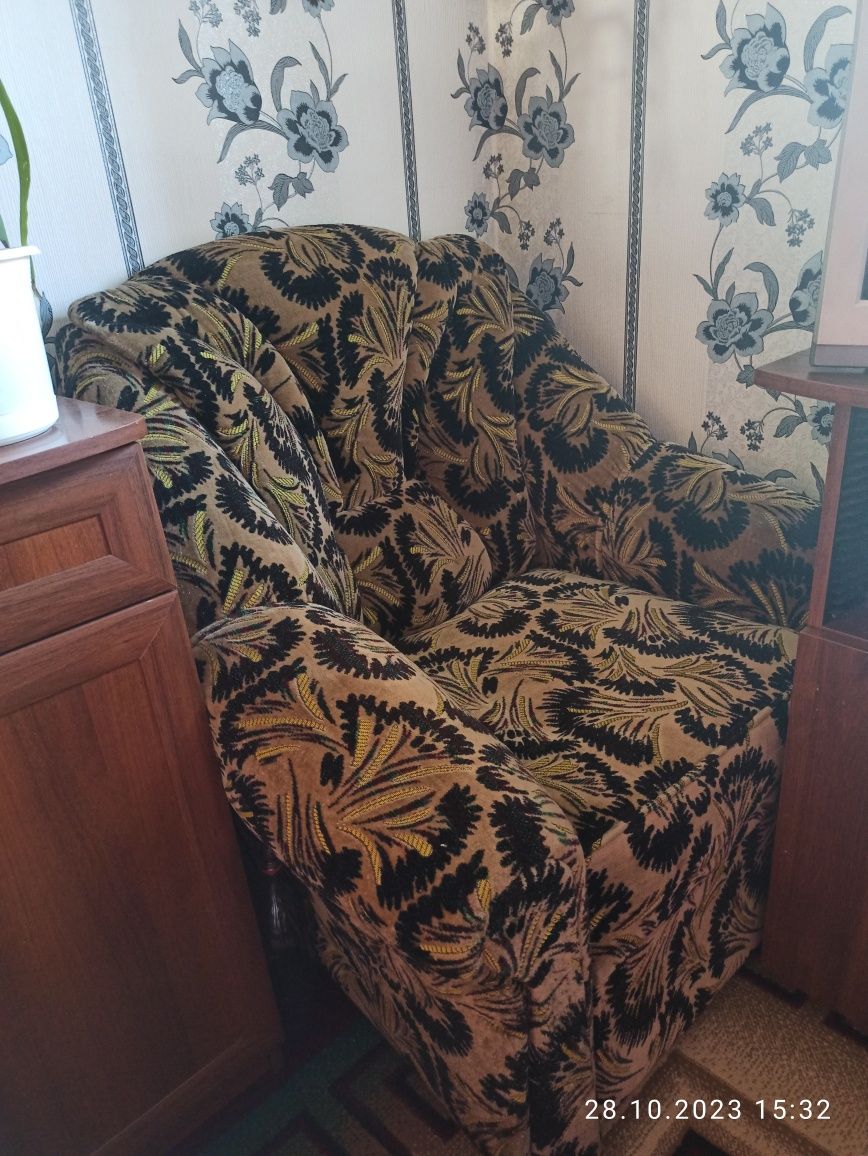 Продам 2 крепких, удобных кресла