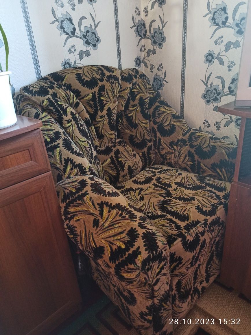 Продам 2 крепких, удобных кресла (15000 за два)