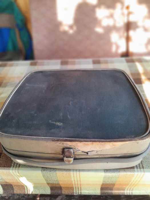 Стари радиоприемник и грамофон