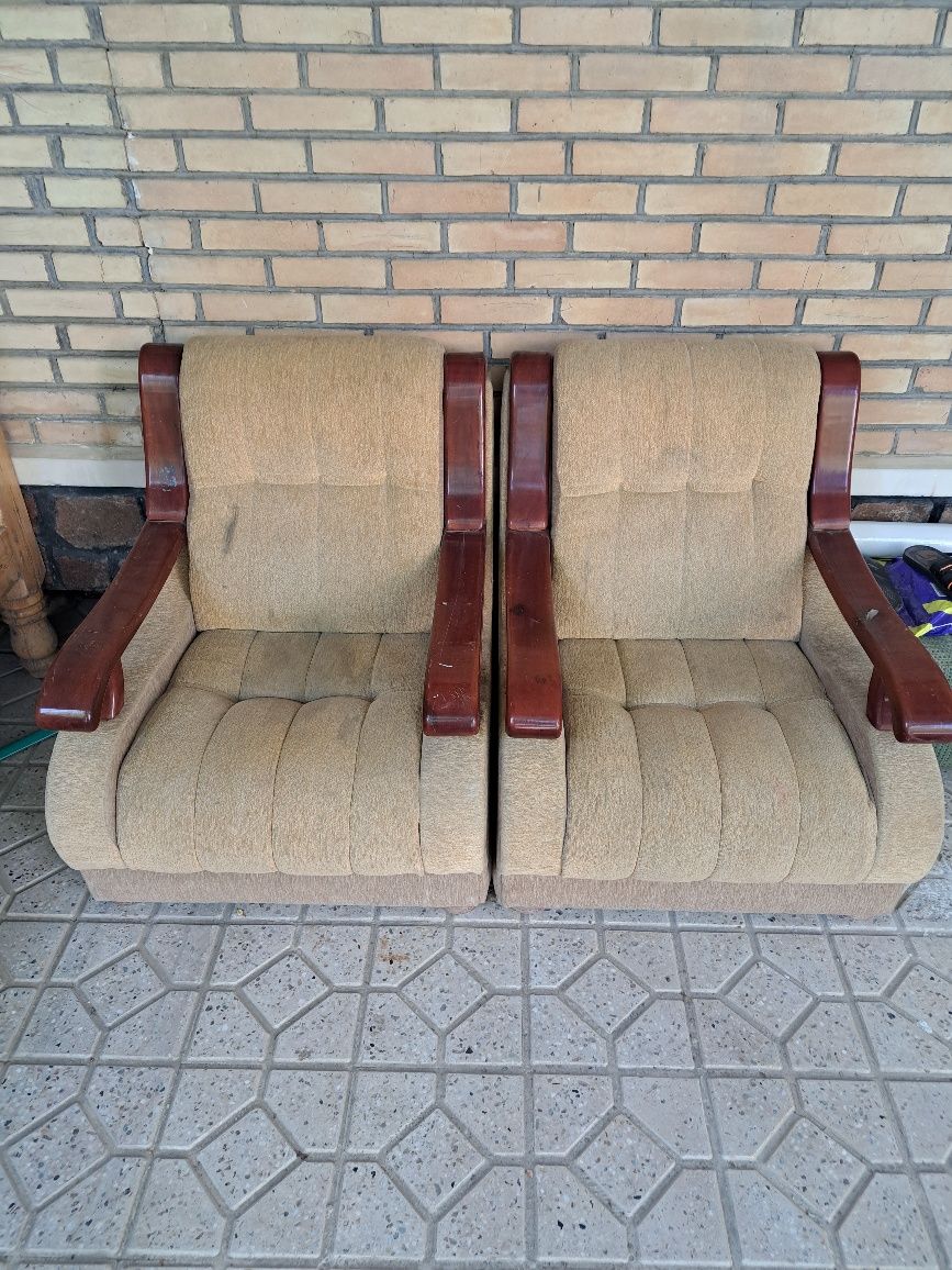 Продаётся диван и 2 кресла.