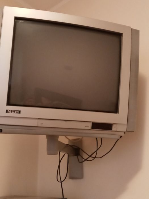 Телевизор със стойка