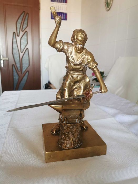 Statueta unicat din bronz masiv Fierarul cu sabia