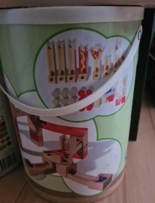 Vând joc construcție cu piese din lemn, circuit cu bile