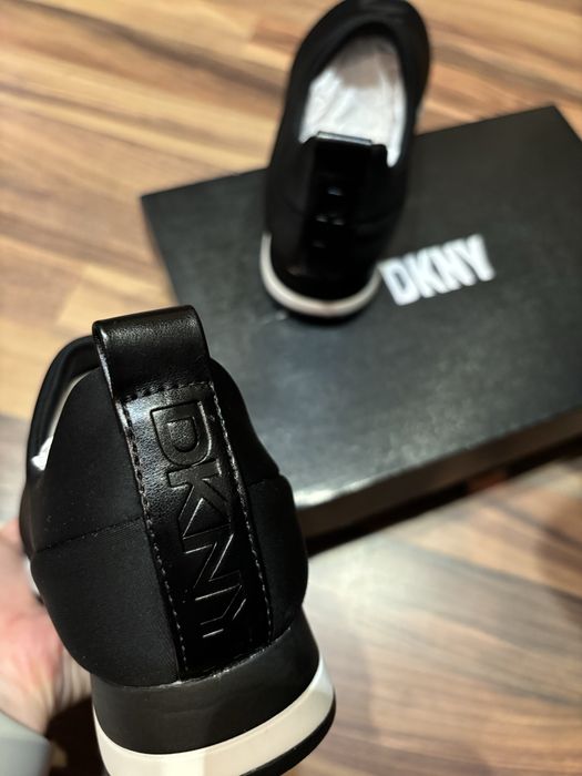 Нови маратонки DKNY 35.5 номер 120 лв