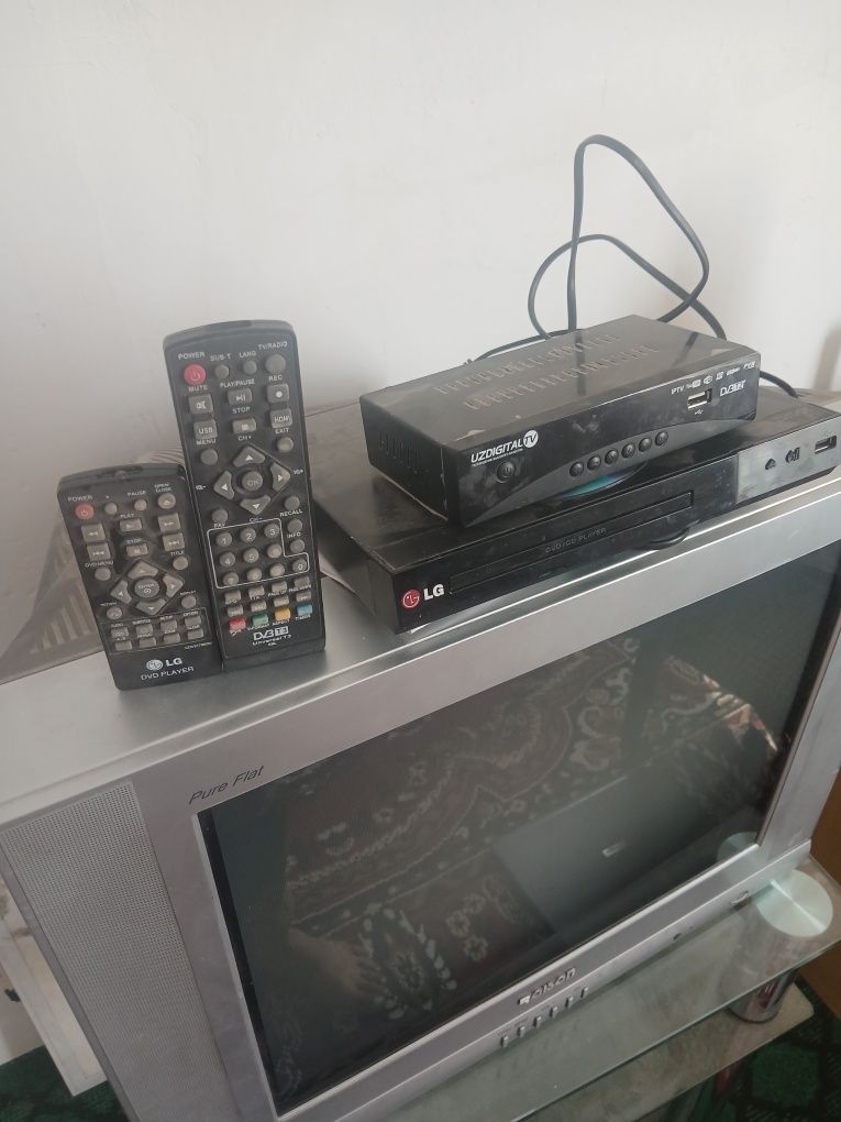 Телевизор + подставка + ДВД +тюнер