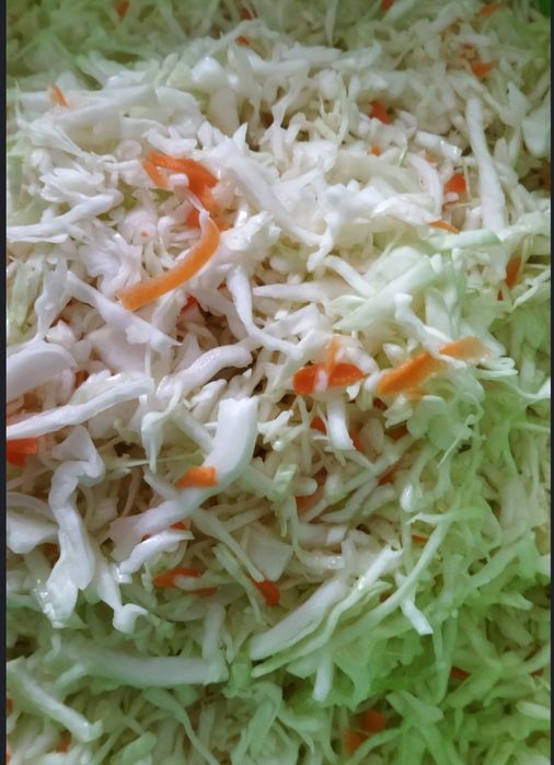 Капуста квашеная  вкусная хрустящая.