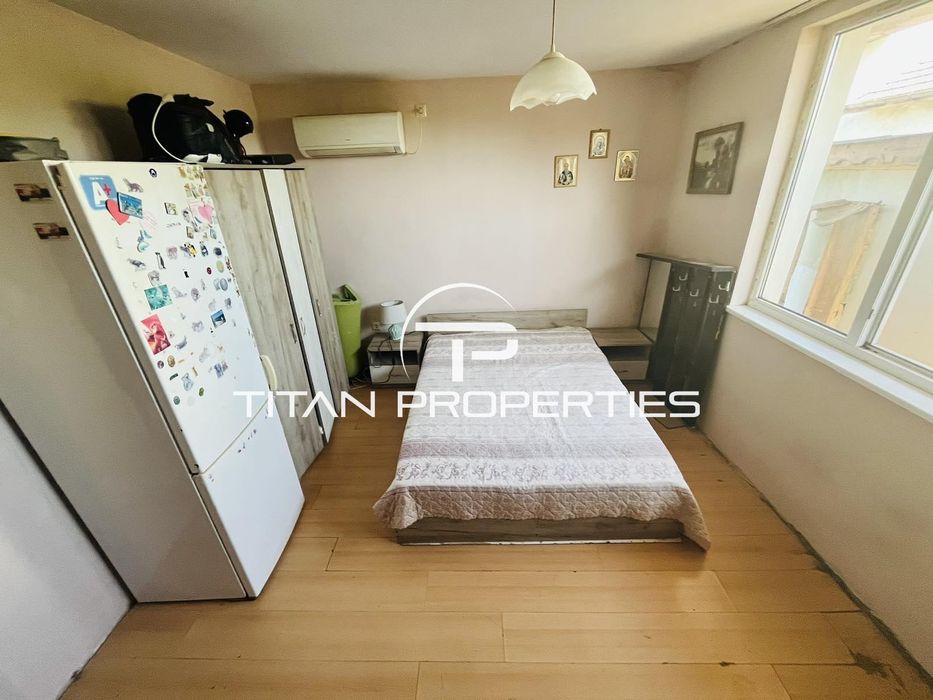 Ексклузивна оферта! Едноетажна къща с двор в кв. Долно езерово