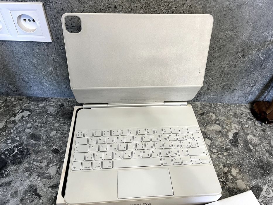 Magic Keyboard для iPad Pro 12.9” (подходит для моделей 3–6 поколения)