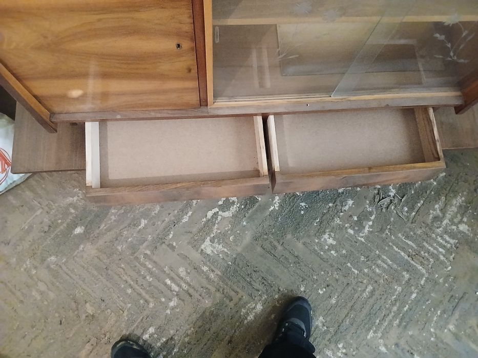 Продавам дървена витрина