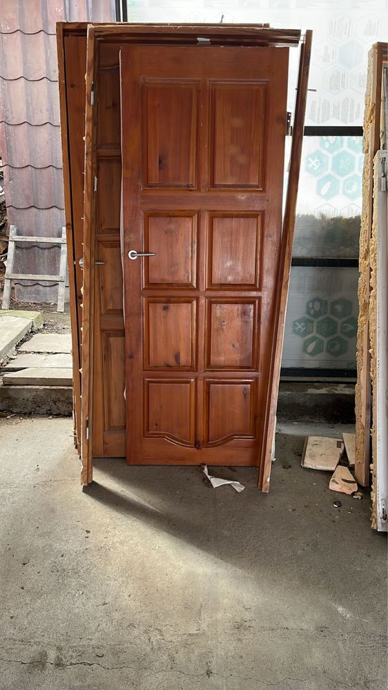 Дверь деревенная коричневая