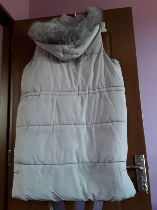 Vând Vestă Lungă cu Glugă si Blăniță Mărimea 46 Nouă Italia