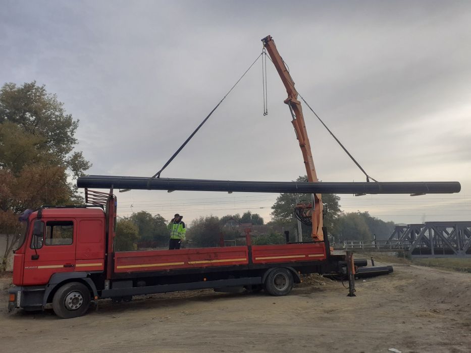 Transport marfă camion cu macara