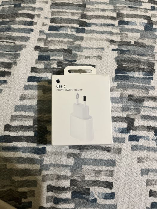 iPhone 13 Pink Отлично състояние Пълен комплект 12 кейса и адаптер