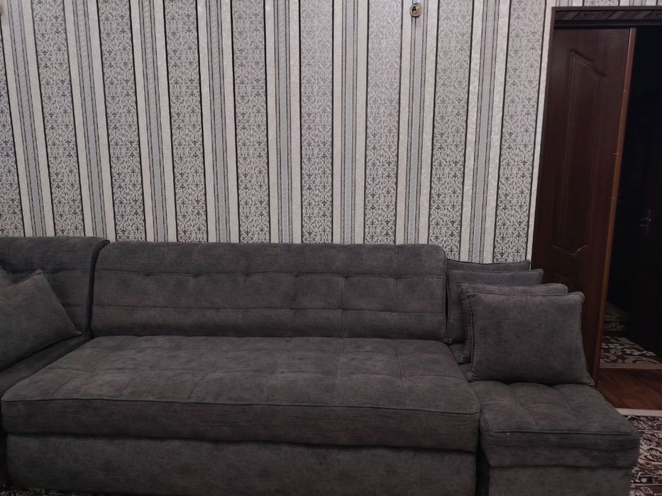 Ichi sandiqli divan sotiladi