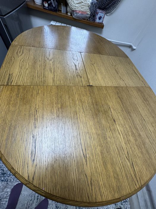 Обеденный стол из дерева