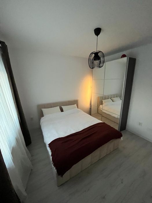 Închiriez apartament cu 2 camere