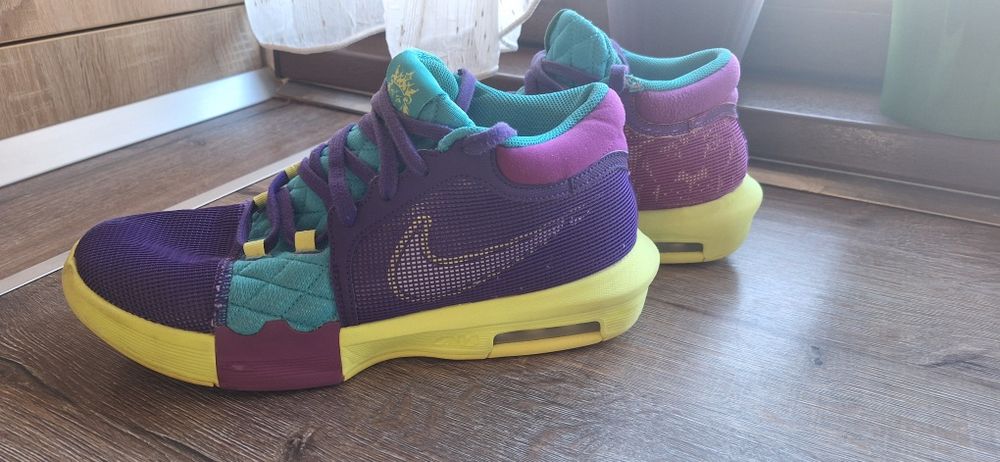 Vând pantofi baschet/volei/handbal Nike