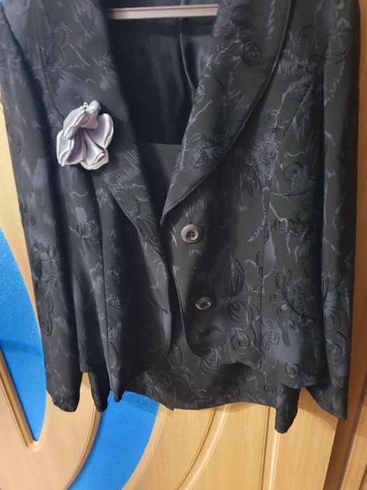 Costum format din sacou și fusta,culoare neagra cu reflecții argintii