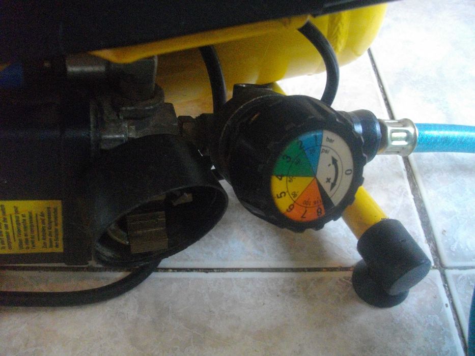 Малък  Безмаслен Бутален Компресор 2L-9bar 12Kg Scheider Euroline Hand