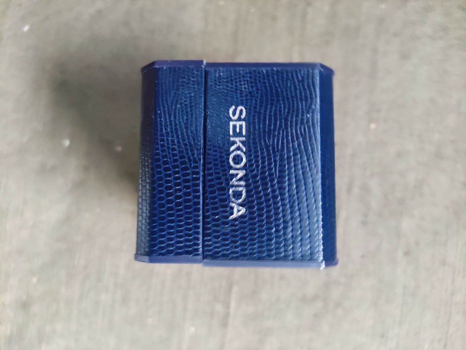 Продавам кутии за стари часовници