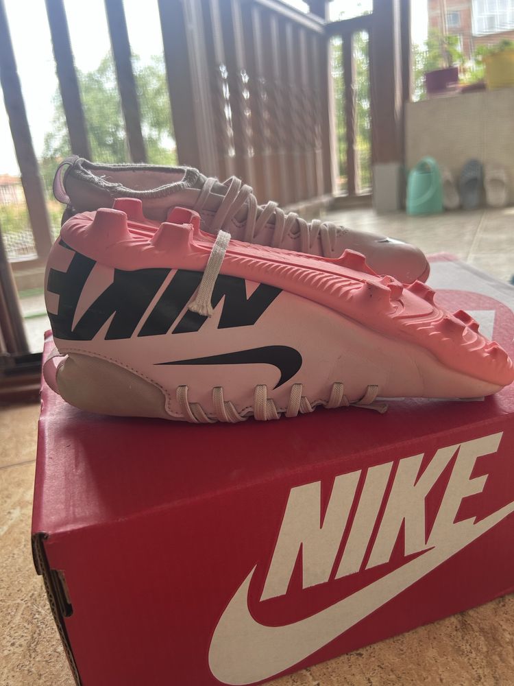 Детски бутонки за футбол Nike