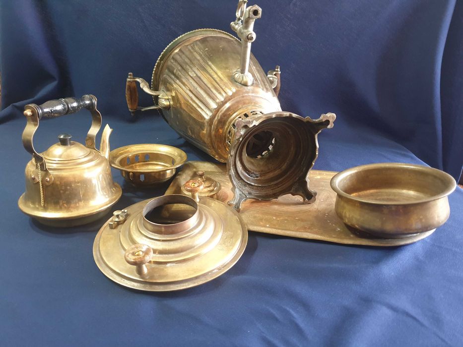 Голям руски имперски самовар и меден самовар на въглища