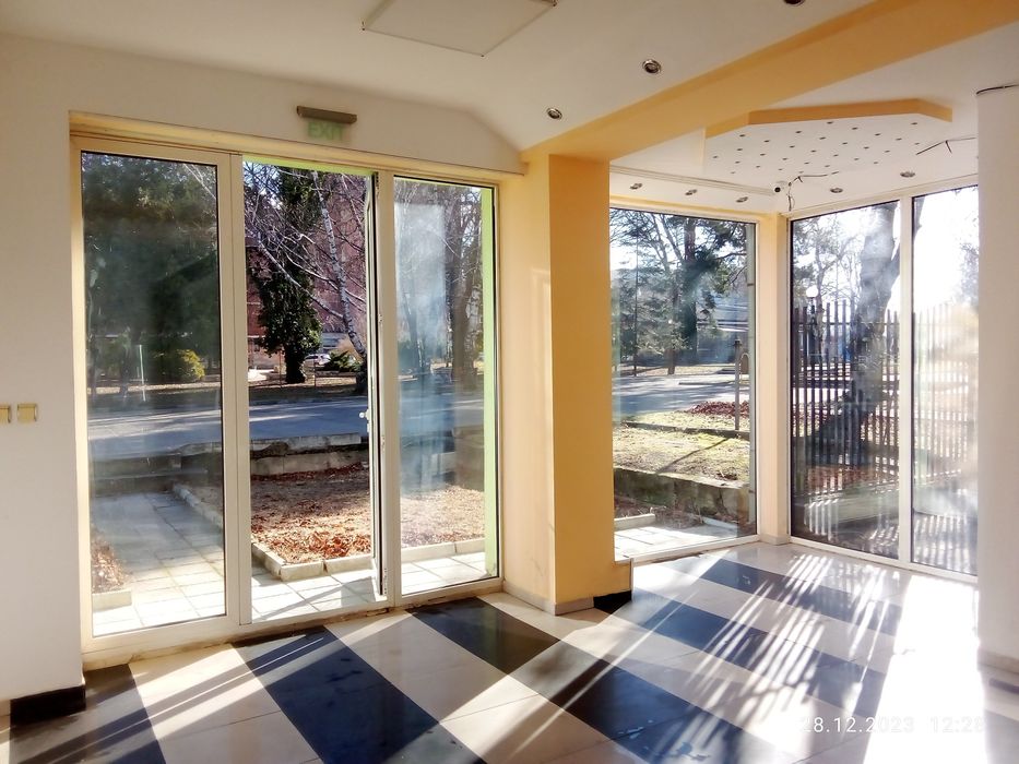 продавам магазин и фризьорски салон