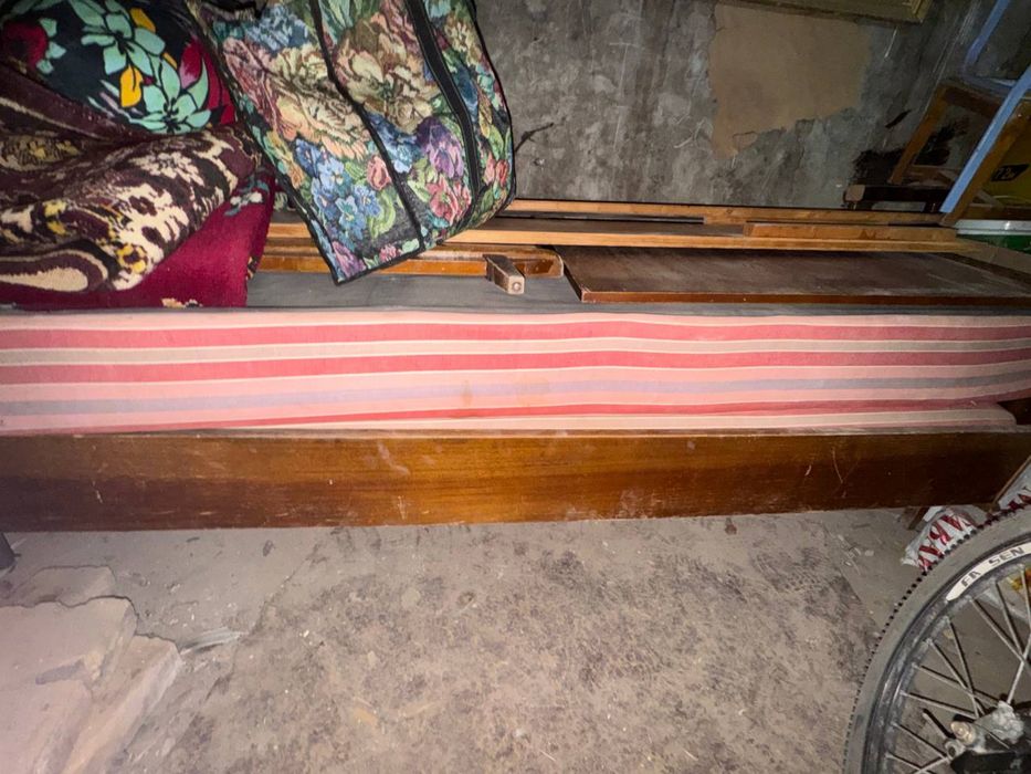 Икки жуфт диван СССР вакти ишлаб чикарилган донаси 400000минг сум