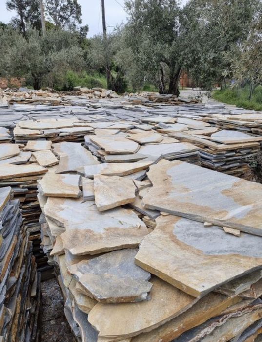 Vand si montez piatra naturală