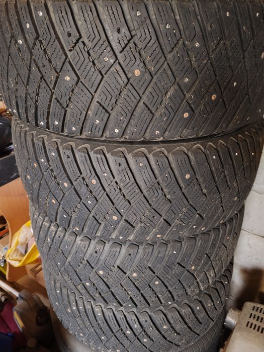 Комплект зимних шин 235/55/R18.