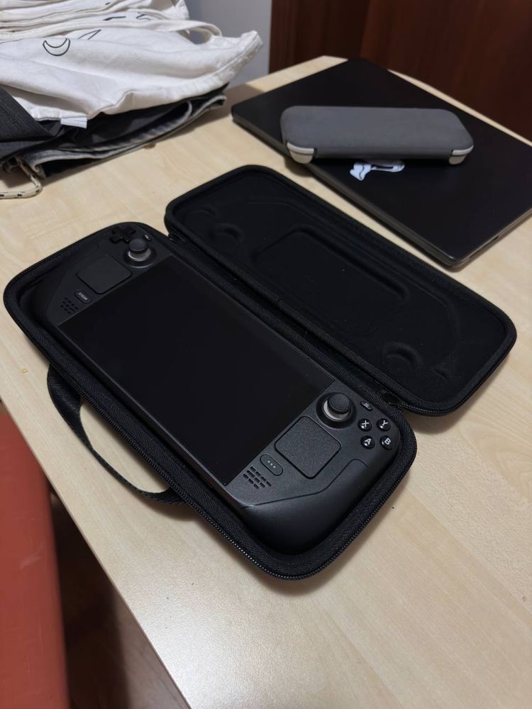 Продавам Steam Deck 64 GB + MicroSD 512 GB