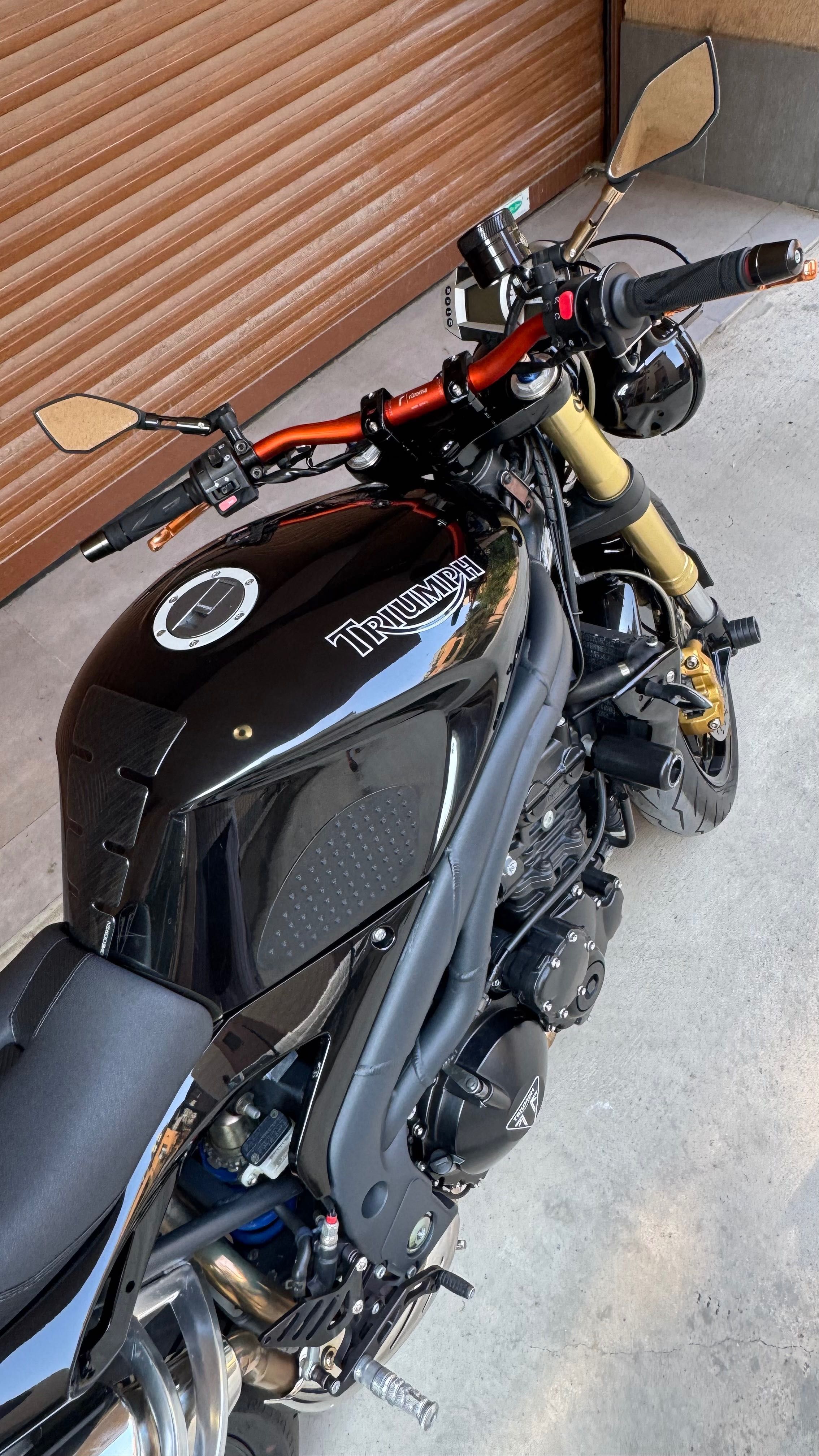 Продавам мотор triumph speed triple 1050