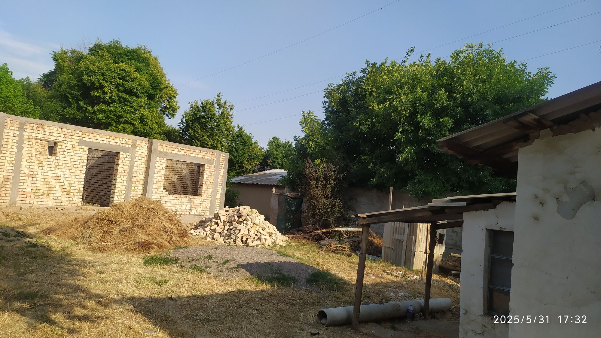 Срочно продается дом. Есть так же постройка.