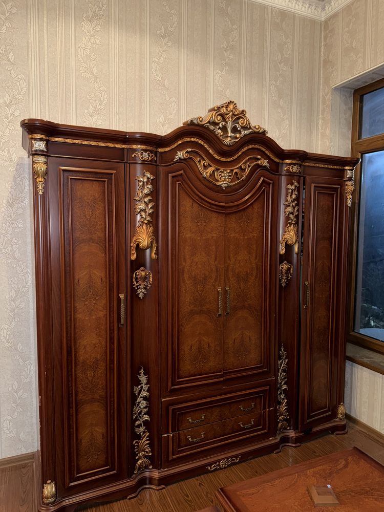 Продам спальную мебель (кровать, комод с зеркалом, шкаф, тумбочки)
