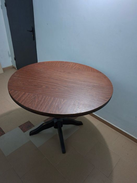 Продавам кръгла дървена маса