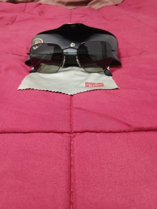 Vând ochelari de soare