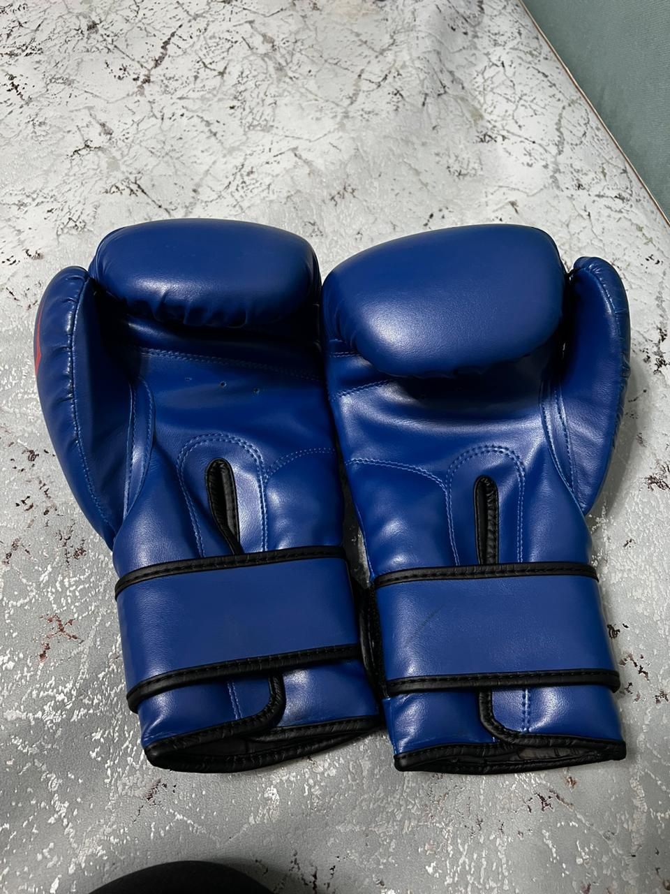 Продам перчатки everlast в хорошем состоянии