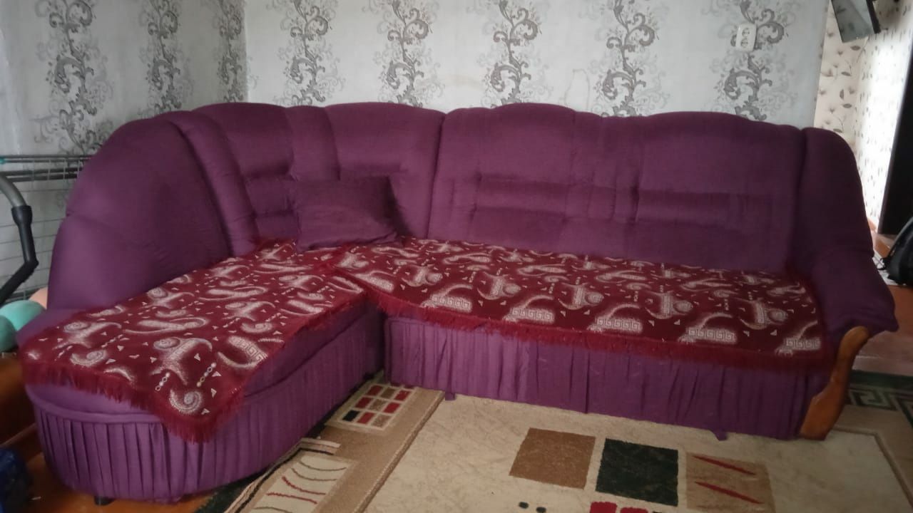 Продам угловой диван в хорошем состоянии.