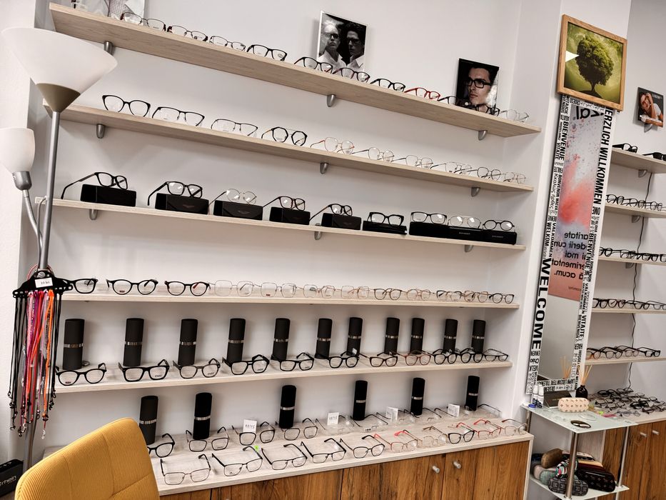 Mobilier optica medicala aproape nou ,impecabil